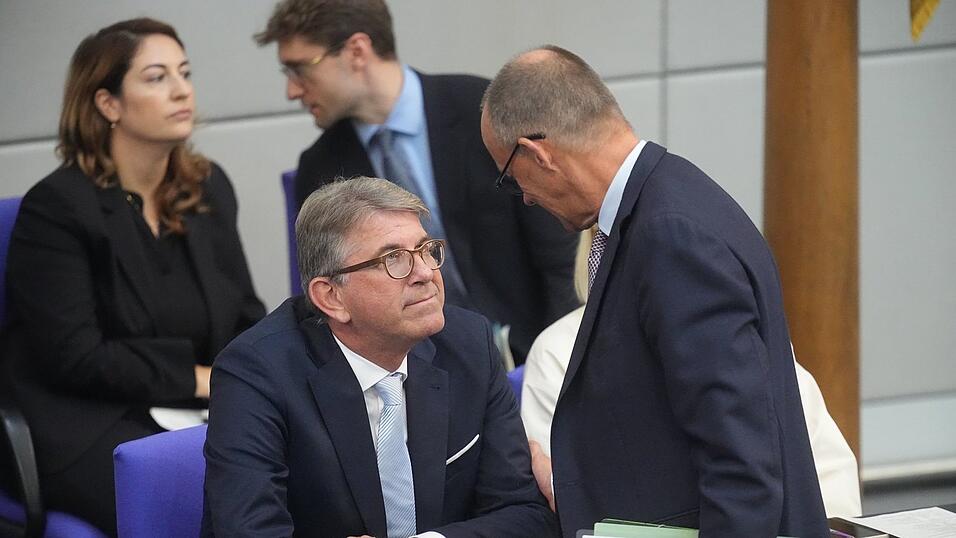 Kulturstaatsminister Wolfram Weimer, hier mit Kanzler Friedrich Merz (CDU), warnt vor Rot-Gr&uuml;n-Rot in Berlin. (Archivbild)