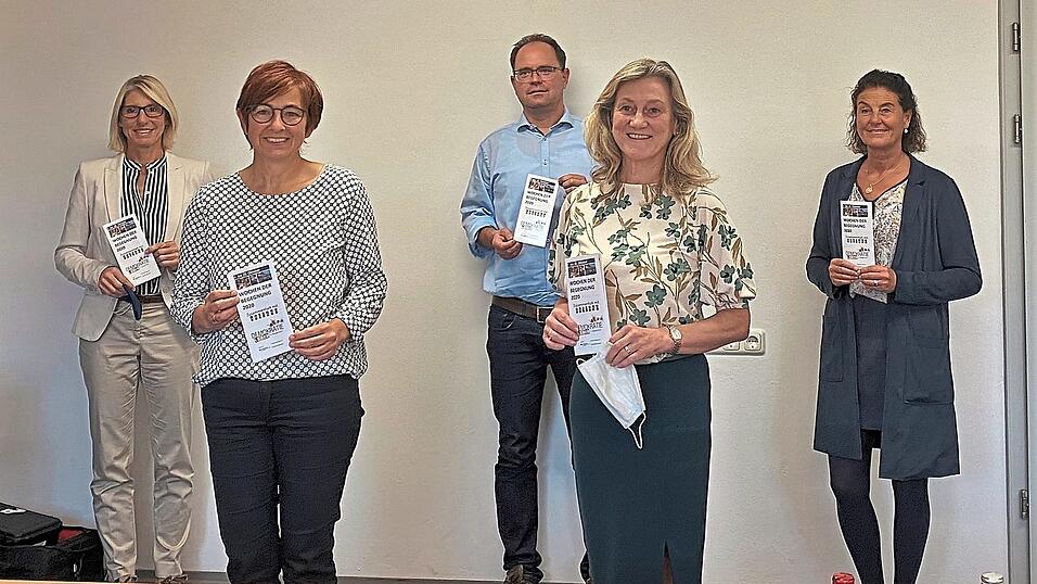 Die Deggendorfer B&uuml;rger sind zu Begegnungen mit Abstand eingeladen: Das Programm der 'Wochen der Begegnung' stellten dritte B&uuml;rgermeisterin Renate Wasmeier (v. l.), Ursula Ke&szlig;ler, Begleitausschuss-Vorsitzender Martin Hohenberger, Waltraud Tannerbauer und Claudia Binner vor.