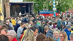 Zu einem Open-Air-Konzert wird auch heuer am Vorabend des Bürgerfestes auf den Stadtplatz eingeladen. Zu einem Open-Air-Konzert wird auch heuer am Vorabend des Bürgerfestes auf den Stadtplatz eingeladen.