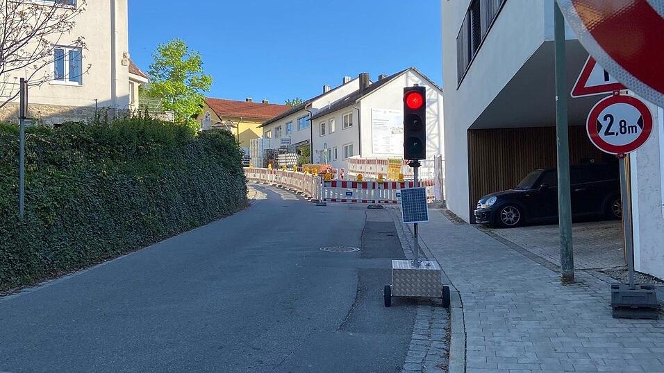 An der Parkhaus-Baustelle ist die Holzapfelstraße nur einspurig befahrbar. Der Verkehr wird durch Ampeln geregelt. Anwohner beklagen die starke Abgas- und Lärmbelästigung, die durch wartende Fahrzeuge entsteht, und wünschen sich eine Einbahnregelung. An der Parkhaus-Baustelle ist die Holzapfelstraße nur einspurig befahrbar. Der Verkehr wird durch Ampeln geregelt. Anwohner beklagen die starke Abgas- und Lärmbelästigung, die durch wartende Fahrzeuge entsteht, und wünschen sich eine Einbahnregelung.