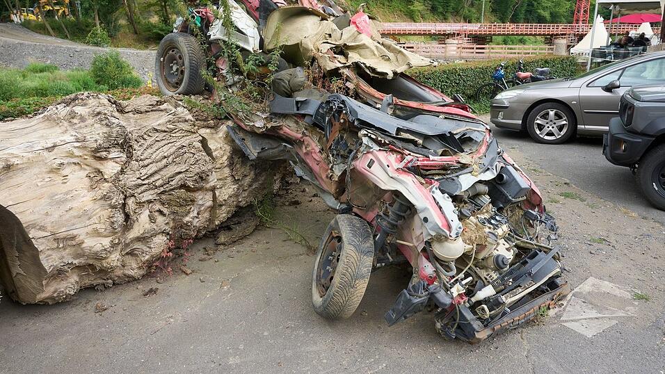 Mahnmale gibt es im Ahrtal an vielen Stellen, hier erinnert ein Auto an die Flut.