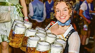 So anstrengend der Job als Bedienung oft ist, für Celina ist er die Erfüllung – und hat ihr große Reichweite beschert.
