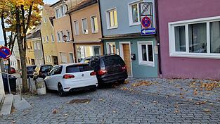 Der weiße Golf versuchte, durchzufahren - größere Autos hatten keine Chance. Im Bereich Marienplatz/Fleischgasse gilt an der Engstelle ein Halteverbot. Weil Autofahrer sich daran nicht hielten und den Verkehr behinderten, rückte am Sonntagvormittag die Landauer Polizei an.