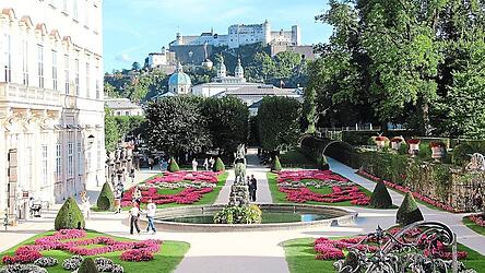 Wer auf der Freitreppe im Mirabellgarten steht, hat drei Wahrzeichen im Blick: den Garten selbst, die Domt&uuml;rme und die Festung Hohensalzburg.