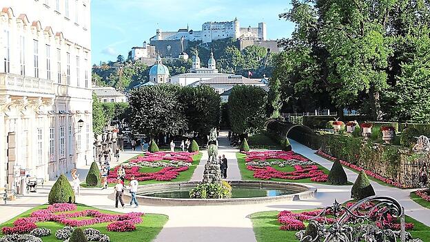 Wer auf der Freitreppe im Mirabellgarten steht, hat drei Wahrzeichen im Blick: den Garten selbst, die Domt&uuml;rme und die Festung Hohensalzburg.