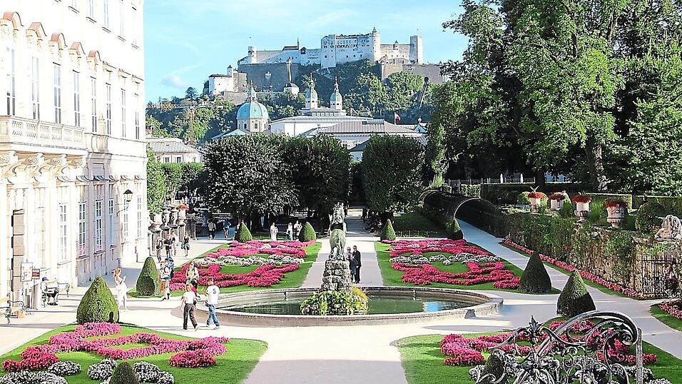 Wer auf der Freitreppe im Mirabellgarten steht, hat drei Wahrzeichen im Blick: den Garten selbst, die Domt&uuml;rme und die Festung Hohensalzburg.