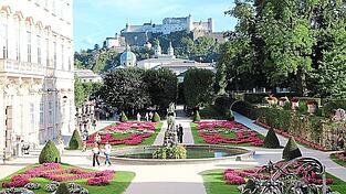 Wer auf der Freitreppe im Mirabellgarten steht, hat drei Wahrzeichen im Blick: den Garten selbst, die Domt&uuml;rme und die Festung Hohensalzburg.