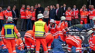 Üben für den Ernstfall: Das BRK stellt einen Massenanfall von Verletzten nach. Üben für den Ernstfall: Das BRK stellt einen Massenanfall von Verletzten nach.