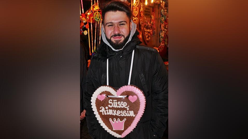 Auch am Samstag, 15. Dezember, strömten wieder etliche Besucher aus Landshut und Umgebung zur Weihnachtspyramide am Alten Viehmarkt. Auch am Samstag, 15. Dezember, strömten wieder etliche Besucher aus Landshut und Umgebung zur Weihnachtspyramide am Alten Viehmarkt.