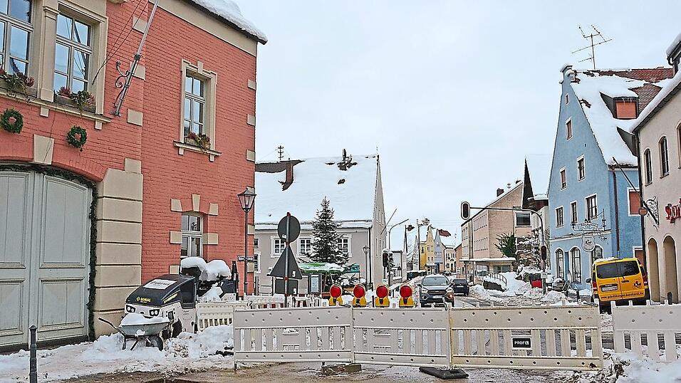 Ein Blick von der Baustelle auf der Hauptstra&szlig;e in Richtung Osten. Im n&auml;chsten Jahr wird der Marktplatz saniert, 2025 folgt dann die letzte und l&auml;ngste Etappe in der Oberen Hauptstra&szlig;e.