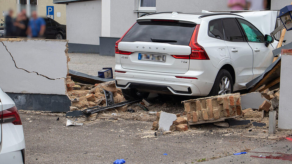 Ein Kind ist bei einem Unfall in Plattling schwer verletzt worden und daraufhin gestorben. 