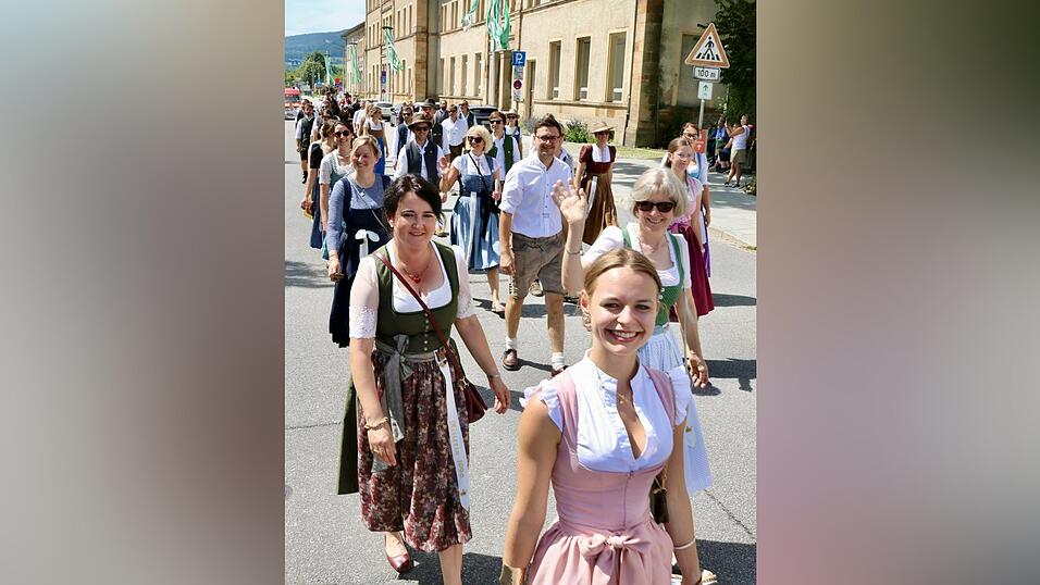 Auch Vorjahresritterin Eva Baier marschierte mit. Auch Vorjahresritterin Eva Baier marschierte mit.