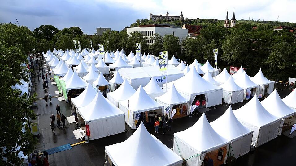 Auf der Kirchenmeile waren zahlreiche St&auml;nde vertreten.