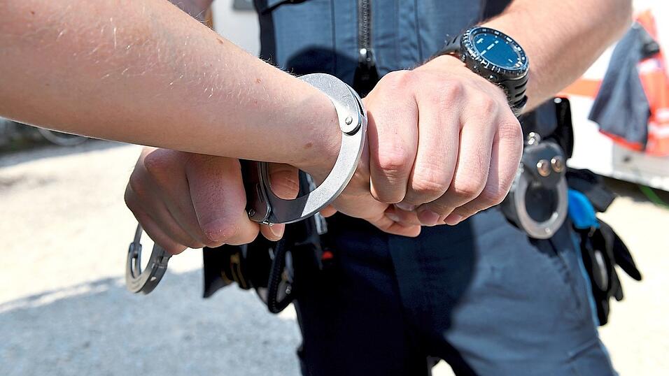 Die Handschellen öffneten sich gestern für den Allgemeinarzt aus dem Rottal. Nach siebenmonatiger Untersuchungshaft wurde der Haftbefehl gegen ihn unter strengen Auflagen außer Kraft gesetzt. (Symbolfoto) Die Handschellen öffneten sich gestern für den Allgemeinarzt aus dem Rottal. Nach siebenmonatiger Untersuchungshaft wurde der Haftbefehl gegen ihn unter strengen Auflagen außer Kraft gesetzt. (Symbolfoto)