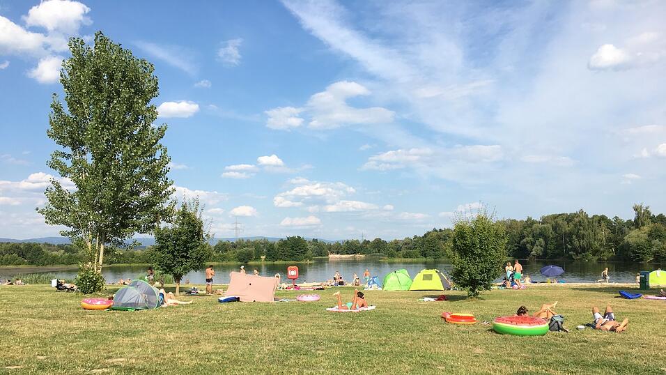 Auf der Liegewiese am Weiher Nummer 11 verteilen sich die Badegäste vorbildlich. An einigen Ecken wäre sogar noch Platz. Auf der Liegewiese am Weiher Nummer 11 verteilen sich die Badegäste vorbildlich. An einigen Ecken wäre sogar noch Platz.