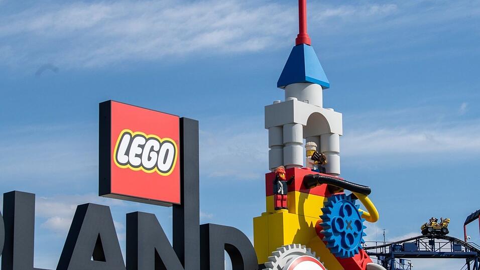 Bei dem Unfall auf einer Achterbahn im Legoland im schwäbischen Günzburg sind mindestens 34 Menschen verletzt worden, zwei davon schwer. Bei dem Unfall auf einer Achterbahn im Legoland im schwäbischen Günzburg sind mindestens 34 Menschen verletzt worden, zwei davon schwer.