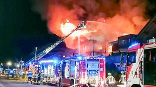 Sie helfen bei Tag und in der Nacht: Bayerns Feuerwehren. Doch nicht überall sind die Helfer bestmöglich ausgerüstet. (Illustration)