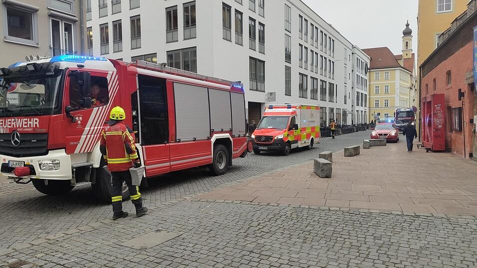 Ein Feuer konnte schnell ausgeschlossen weren. Die Feuerwehr übernahm dann die Erstversorgung der Unfallbeteiligten. Ein Feuer konnte schnell ausgeschlossen weren. Die Feuerwehr übernahm dann die Erstversorgung der Unfallbeteiligten.