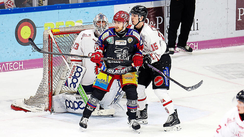 Voller Einsatz vor dem Tor - hier macht sich Deggendorfs Marco Ba&szlig;ler (in schwarz) vor dem Duisburger Geh&auml;use breit - war auch in Spiel vier der Serie gefragt.