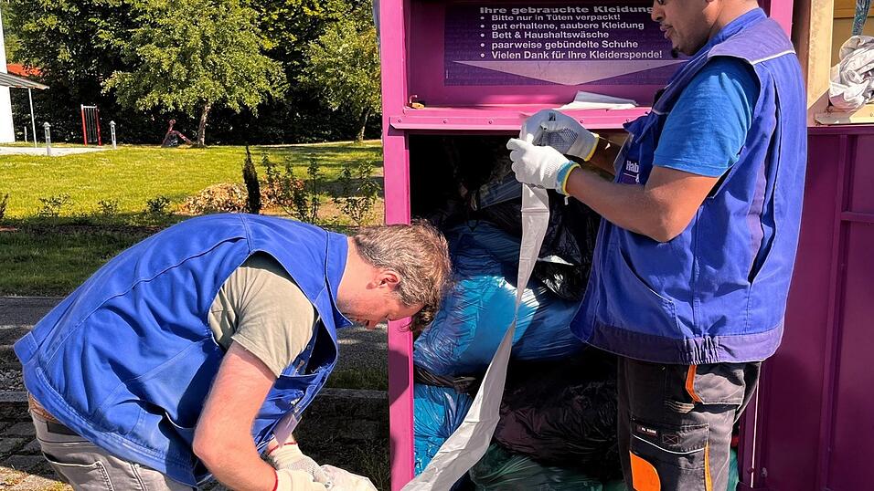 Florens (l.) und Yusuf öffnen die Container und verpacken die Spenden in stabilere Säcke. Florens (l.) und Yusuf öffnen die Container und verpacken die Spenden in stabilere Säcke.