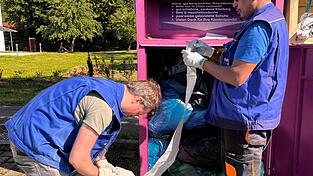 Florens (l.) und Yusuf öffnen die Container und verpacken die Spenden in stabilere Säcke. Florens (l.) und Yusuf öffnen die Container und verpacken die Spenden in stabilere Säcke.