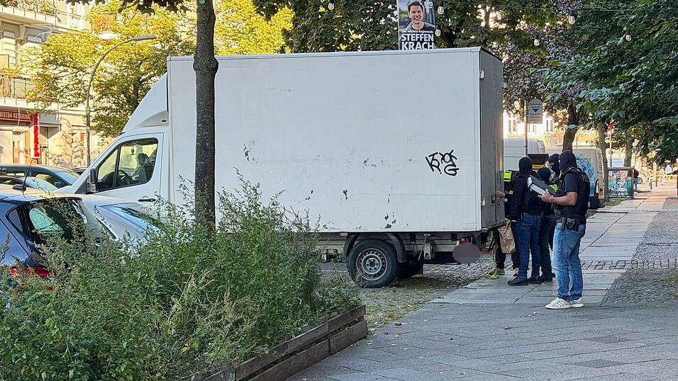 Seit dem frühen Morgen werden in ganz Berlin Razzien wegen des Verdachts auf illegalen Schusswaffenhandel durchgeführt. (Symbolbild) Seit dem frühen Morgen werden in ganz Berlin Razzien wegen des Verdachts auf illegalen Schusswaffenhandel durchgeführt. (Symbolbild)