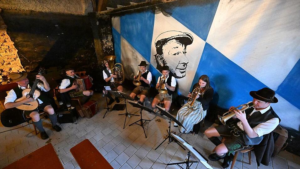 Sie feierten die Fertigstellung des vom Erzbischof in Auftrag gegebenen Baumes mit z&uuml;nftiger Musik.