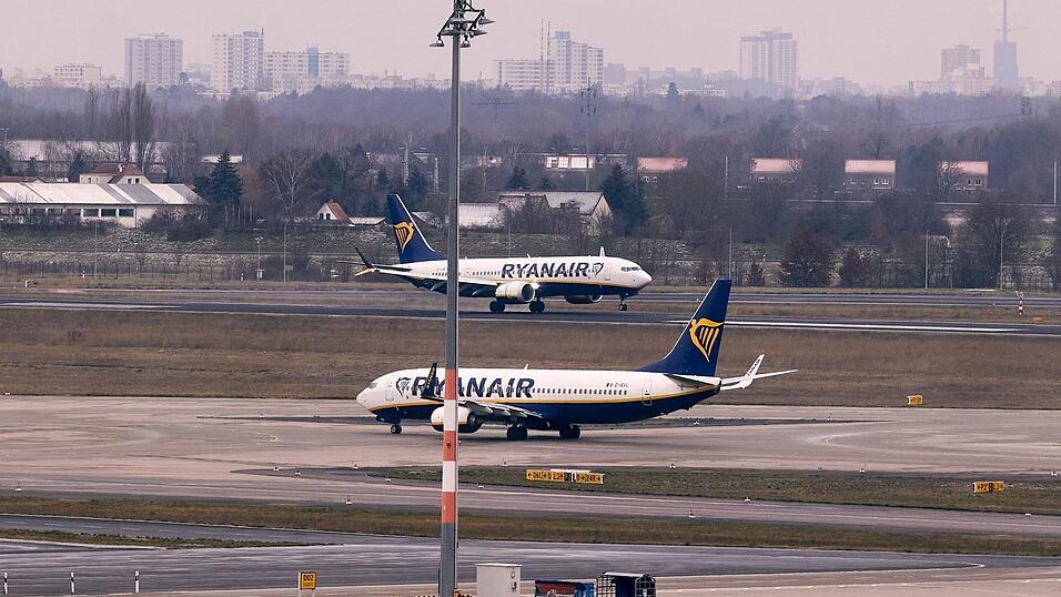Billigflieger Ryanair: Hohe Kosten erwartet nach Milliardengewinn. (Archivbild) Billigflieger Ryanair: Hohe Kosten erwartet nach Milliardengewinn. (Archivbild)