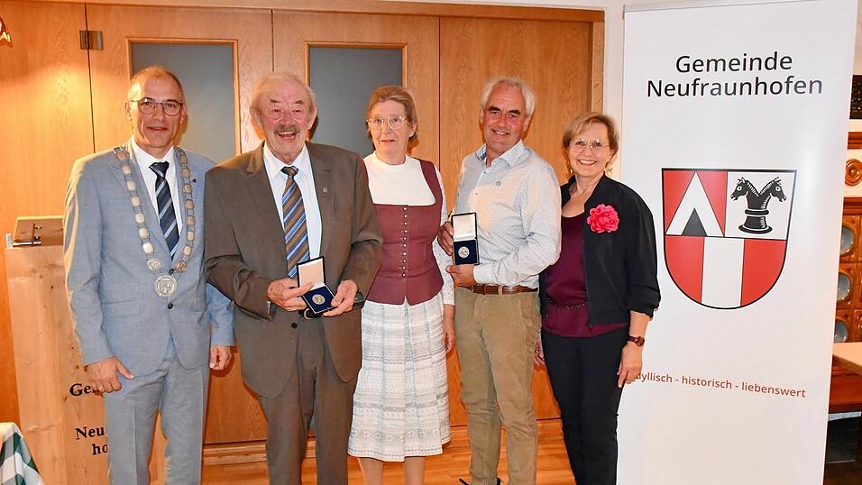 Bei der Verleihung der B&uuml;rgermedaille der Gemeinde Neufraunhofen (von links): B&uuml;rgermeister Anton Maier, Peter Hauer, Hilde Hauer, Andreas Kronseder und Marlene Kronseder.