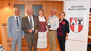Bei der Verleihung der Bürgermedaille der Gemeinde Neufraunhofen (von links): Bürgermeister Anton Maier, Peter Hauer, Hilde Hauer, Andreas Kronseder und Marlene Kronseder. Bei der Verleihung der Bürgermedaille der Gemeinde Neufraunhofen (von links): Bürgermeister Anton Maier, Peter Hauer, Hilde Hauer, Andreas Kronseder und Marlene Kronseder.
