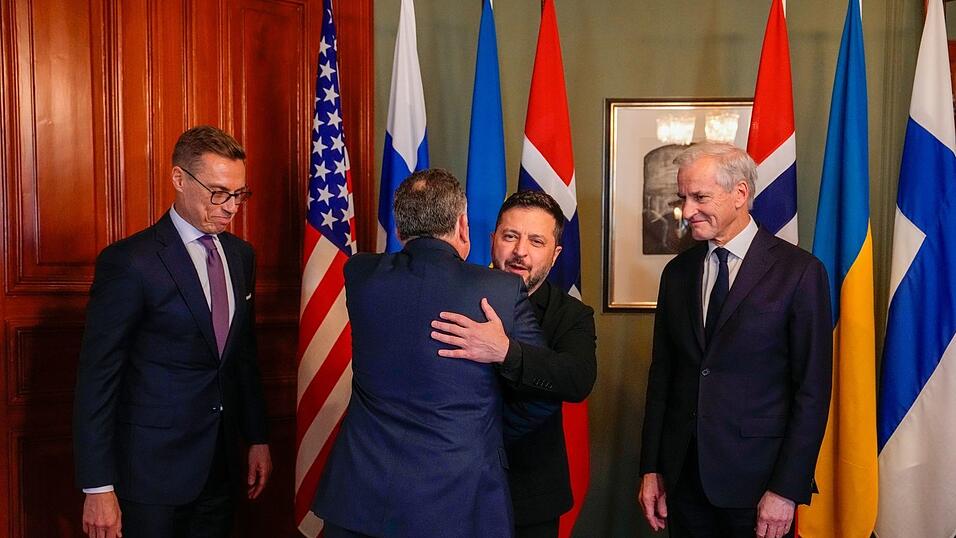 Zur Begrüßung umarmten sich Selenskyj und Witkoff in Oslo. Zur Begrüßung umarmten sich Selenskyj und Witkoff in Oslo.