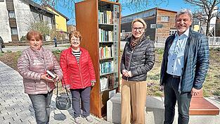 Bürgermeister Sandro Bauer, Kulturamtsleiterin Karin Stelzer, Ideengeberin Hannelore Spieß und Seniorenbeirat-Vorsitzende Brigitte Klappenberger (von rechts) am Freitag bei der offiziellen Vorstellung des öffentlichen Bücherschranks am Alfred-Peter-Platz.