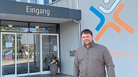 Walter Franz vor dem Klinikum - die Unterschriften f&uuml;r den B&uuml;rgerentscheid hat er zusammen.