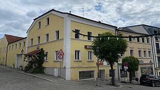 Seit mittlerweile fünf Jahren in der Diskussion: der Abbruch des ehemaligen Gasthauses Pfeffer und früheren Liebl-Anwesens sowie der an dieser Stelle geplante Neubau. Seit mittlerweile fünf Jahren in der Diskussion: der Abbruch des ehemaligen Gasthauses Pfeffer und früheren Liebl-Anwesens sowie der an dieser Stelle geplante Neubau.