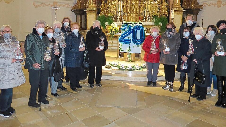 Die geehrten Gründungsmitglieder mit Vorsitzender Doris Gleixner, Vizevorsitzender Melanie Simmeth, geistlichem Beirat, Pfarrer Alois Hammerer, und der Bezirksvorsitzenden Rosemarie Braun. Die geehrten Gründungsmitglieder mit Vorsitzender Doris Gleixner, Vizevorsitzender Melanie Simmeth, geistlichem Beirat, Pfarrer Alois Hammerer, und der Bezirksvorsitzenden Rosemarie Braun.