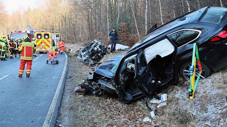 Beide Autos wurden bei dem schweren Unfall bei M&ouml;nchberg im Kreis Miltenberg stark demoliert.
