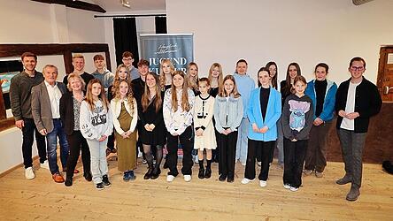 Die zahlreichen, jungen Teilnehmer der Vernissage mit den Ehreng&auml;sten
