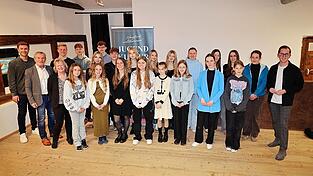 Die zahlreichen, jungen Teilnehmer der Vernissage mit den Ehreng&auml;sten