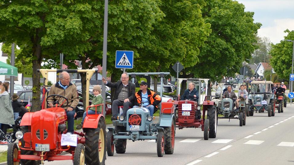 Zum Oldtimer-Bulldogtreffen waren &uuml;ber 60 Boliden gekommen, die dann am Nachmittag un&uuml;berh&ouml;rbar zur Dorfrundfahrt starteten.