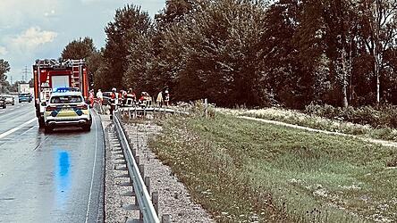 Zur Mittagszeit wurden die Rettungskräfte, darunter die Feuerwehr Moosburg, zu einem Unfall auf der A92, etwa Höhe Ausfahrt Bruckberg, alarmiert.