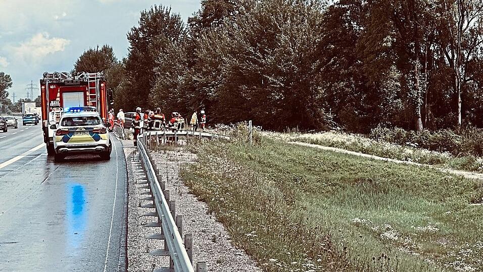 Zur Mittagszeit wurden die Rettungskräfte, darunter die Feuerwehr Moosburg, zu einem Unfall auf der A92, etwa Höhe Ausfahrt Bruckberg, alarmiert.