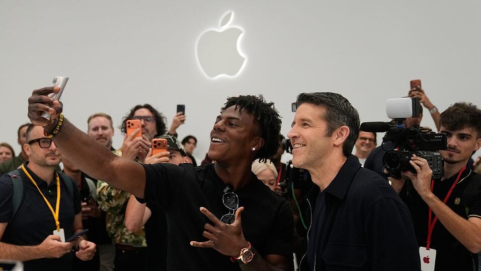 Das aufklappbare iPhone ist die erste große Wette des Konzerns unter dem neuen Chef John Ternus (rechts im Bild). Das aufklappbare iPhone ist die erste große Wette des Konzerns unter dem neuen Chef John Ternus (rechts im Bild).