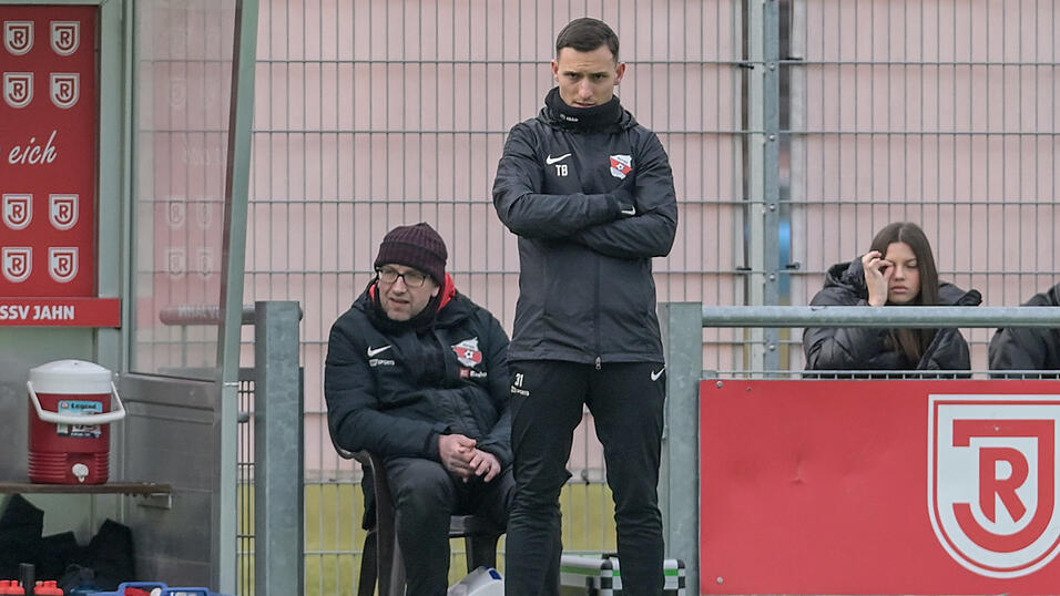Das war nichts: Tobias Beck (rechts) musste mit seiner SpVgg Hankofen ein deutliches 1:5 in Regensburg einstecken.