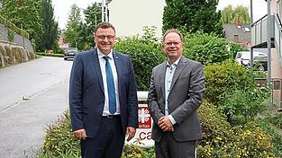 Günter Baumgartner (l.) bei seinem Besuch in der Landauer Caritas mit Martin Hohenberger (r.).
