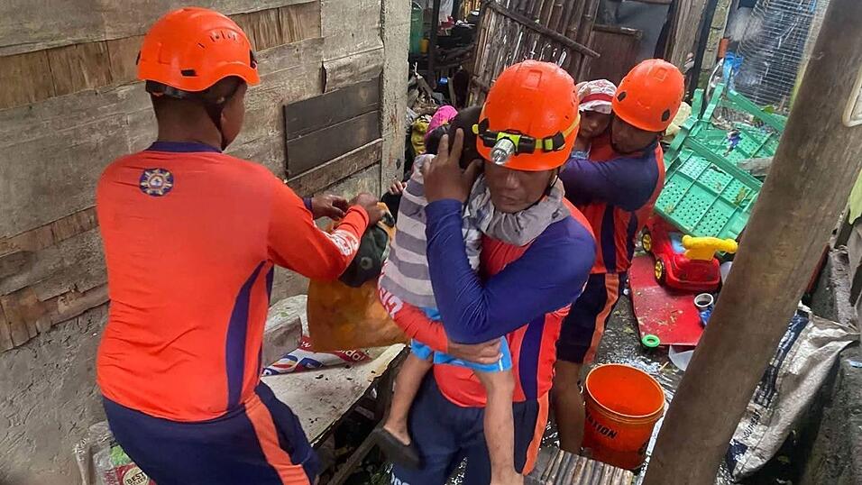 Zahlreiche Rettungsteams waren im Einsatz. Zahlreiche Rettungsteams waren im Einsatz.