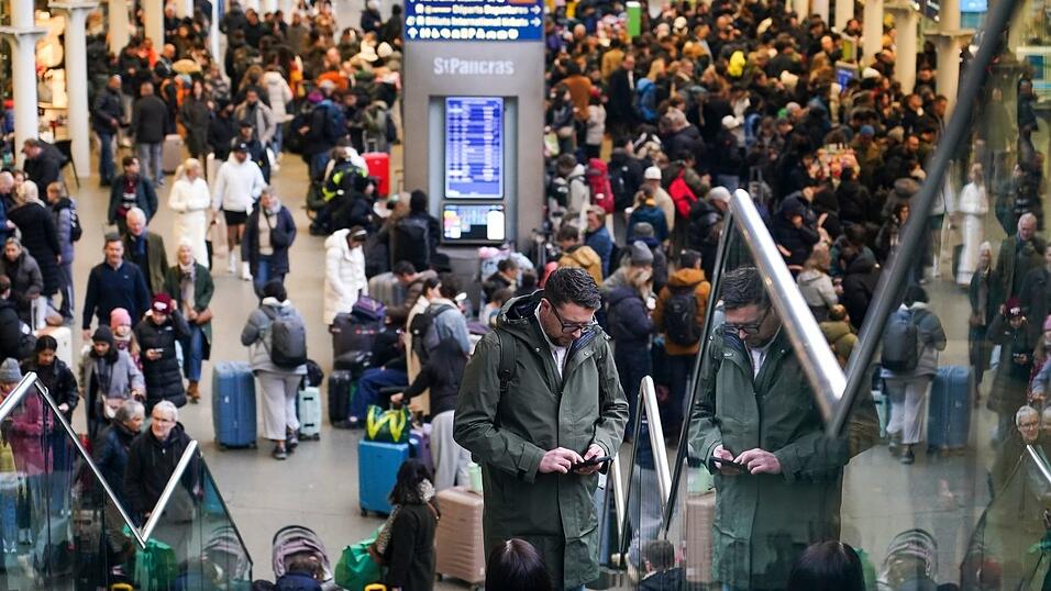 Warten und Hoffen: Die Störung im Bahnverkehr durchkreuzt die Pläne vieler Reisender Warten und Hoffen: Die Störung im Bahnverkehr durchkreuzt die Pläne vieler Reisender