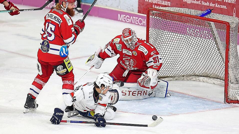 Im Hinspiel zuhause hatte Deggendorfs Goalie Timo Pielmeier ganze sechs Mal hinter sich greifen m&uuml;ssen. Und auch die Partie in Heilbronn war ein hei&szlig;er Fight.