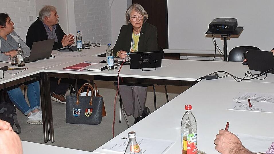 K&auml;mmerer Martin Ruhland (rechts neben B&uuml;rgermeisterin Luise Hausberger) stellte den Baierbacher Haushalt 2025 im Gemeinderat vor.