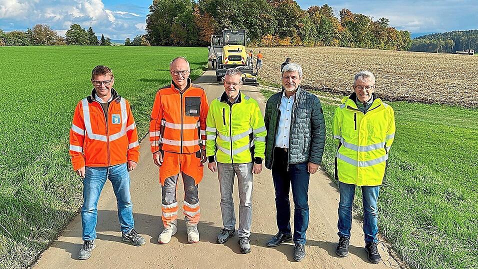 Stellten am Mittwochnachmittag das Projekt vor: Dr. Richard Bosl vom Staatlichen Bauamt Regensburg, Andreas Fuchs von STRABAG, Thomas Böhm, Leiter der Tiefbauabteilung am Landratsamt Cham, Bürgermeister Sandro Bauer und Mario Kandlbinder von der Tiefbauabteilung des Landratsamtes (von links). Stellten am Mittwochnachmittag das Projekt vor: Dr. Richard Bosl vom Staatlichen Bauamt Regensburg, Andreas Fuchs von STRABAG, Thomas Böhm, Leiter der Tiefbauabteilung am Landratsamt Cham, Bürgermeister Sandro Bauer und Mario Kandlbinder von der Tiefbauabteilung des Landratsamtes (von links).
