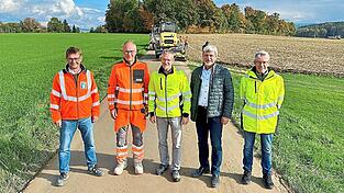Stellten am Mittwochnachmittag das Projekt vor: Dr. Richard Bosl vom Staatlichen Bauamt Regensburg, Andreas Fuchs von STRABAG, Thomas Böhm, Leiter der Tiefbauabteilung am Landratsamt Cham, Bürgermeister Sandro Bauer und Mario Kandlbinder von der Tiefbauabteilung des Landratsamtes (von links).